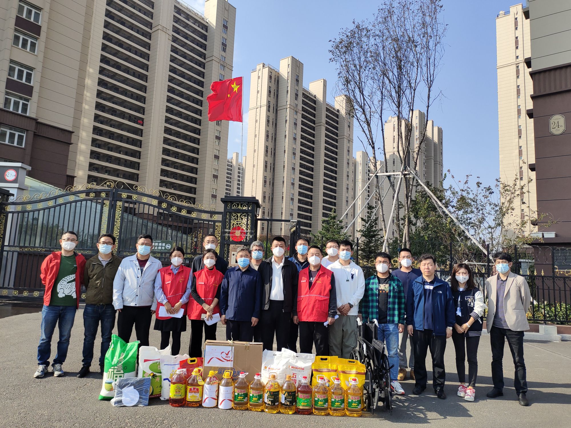 2022年8月29日，志愿者們為臨水社區居民送去米面油等物資